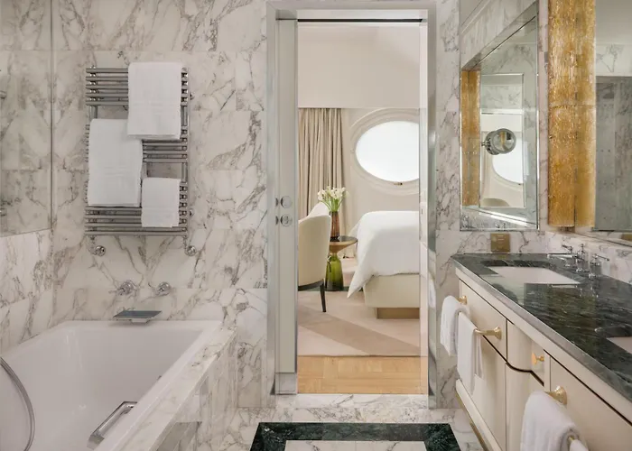 Отель Four Seasons 5*